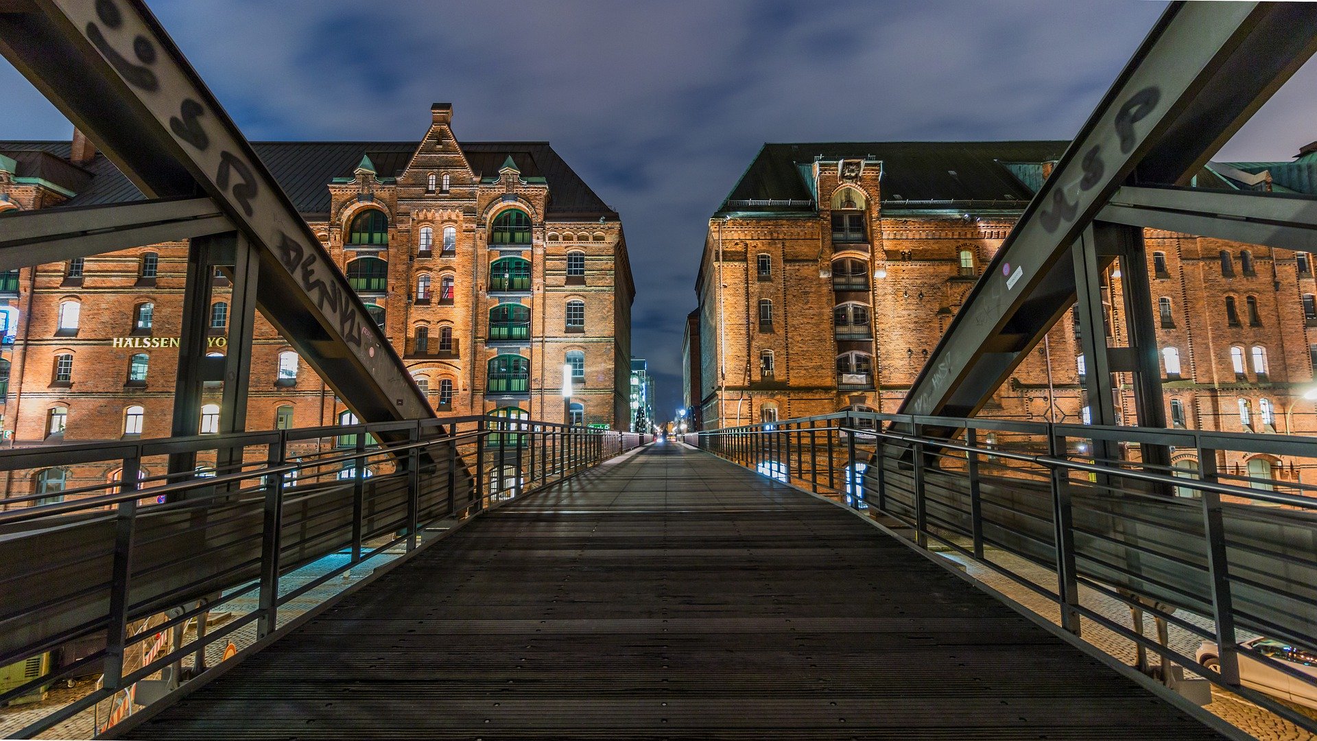 illuminierte Brücke Hafencity Hamburg